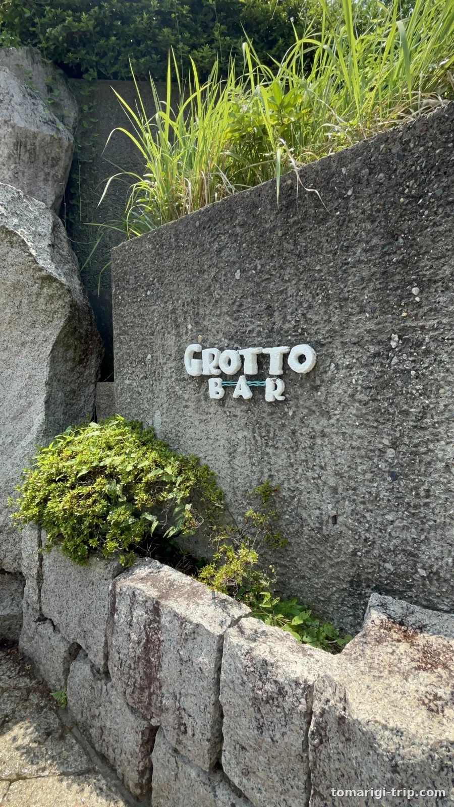 滝の裏に隠れたGROTTO BAR。洞窟の中で飲むジュースは特別感あり