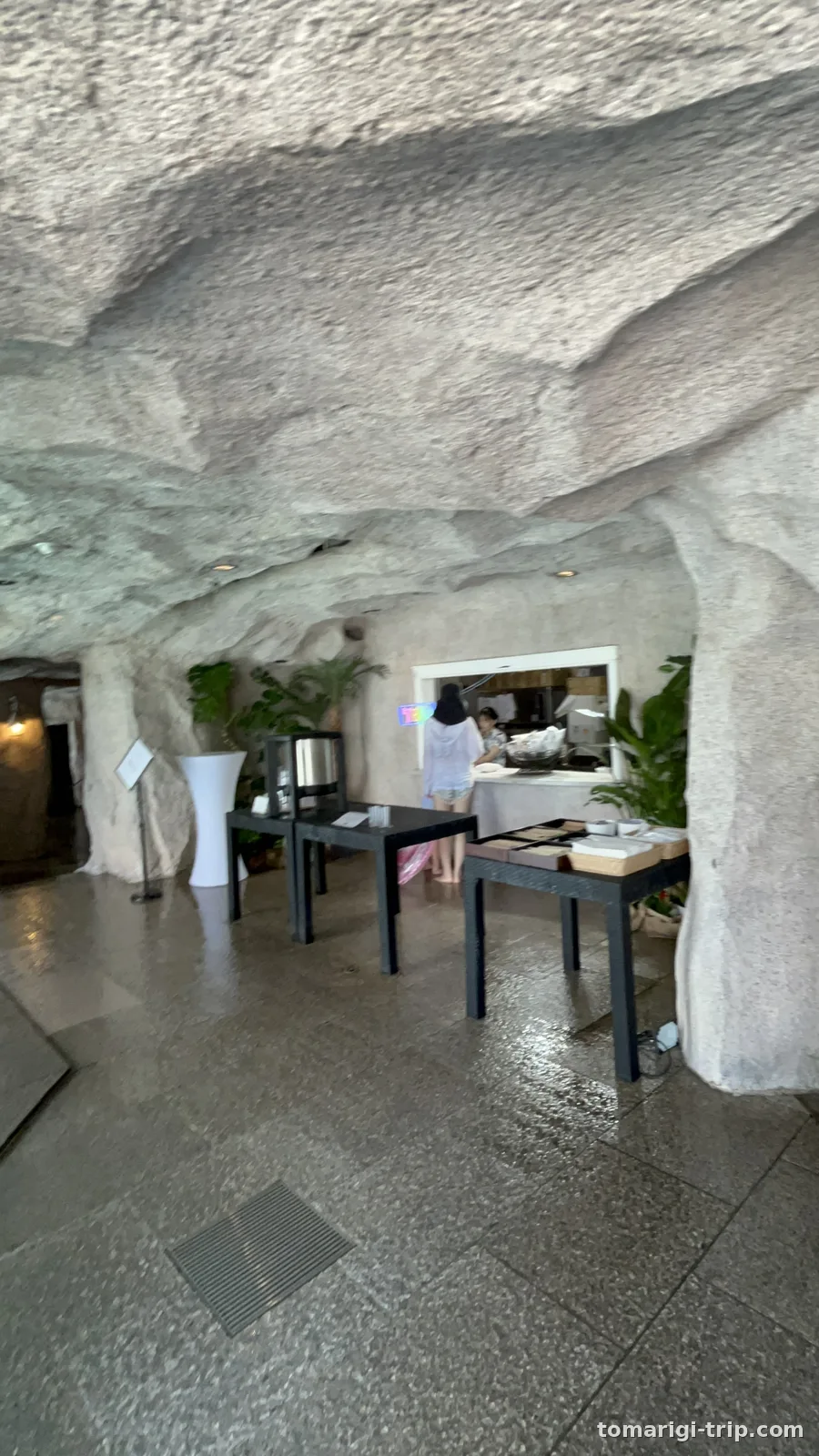 滝の裏に隠れたGROTTO BAR。洞窟の中で飲むジュースは特別感あり
