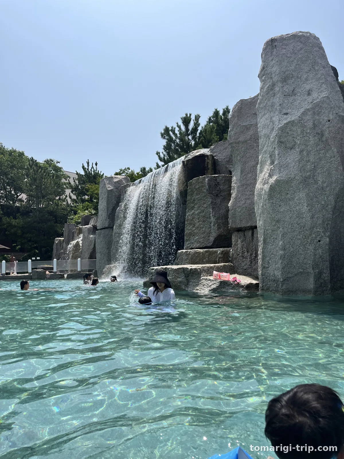 子連れプールで輪っか型浮き輪を使って遊ぶ様子
