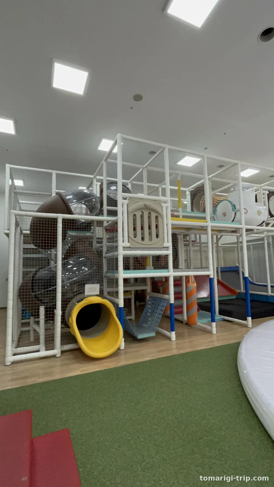 大型のアスレチック。ネット、トンネル、すべり台が一体になっていて、屋内なので天候も日焼けも関係なし