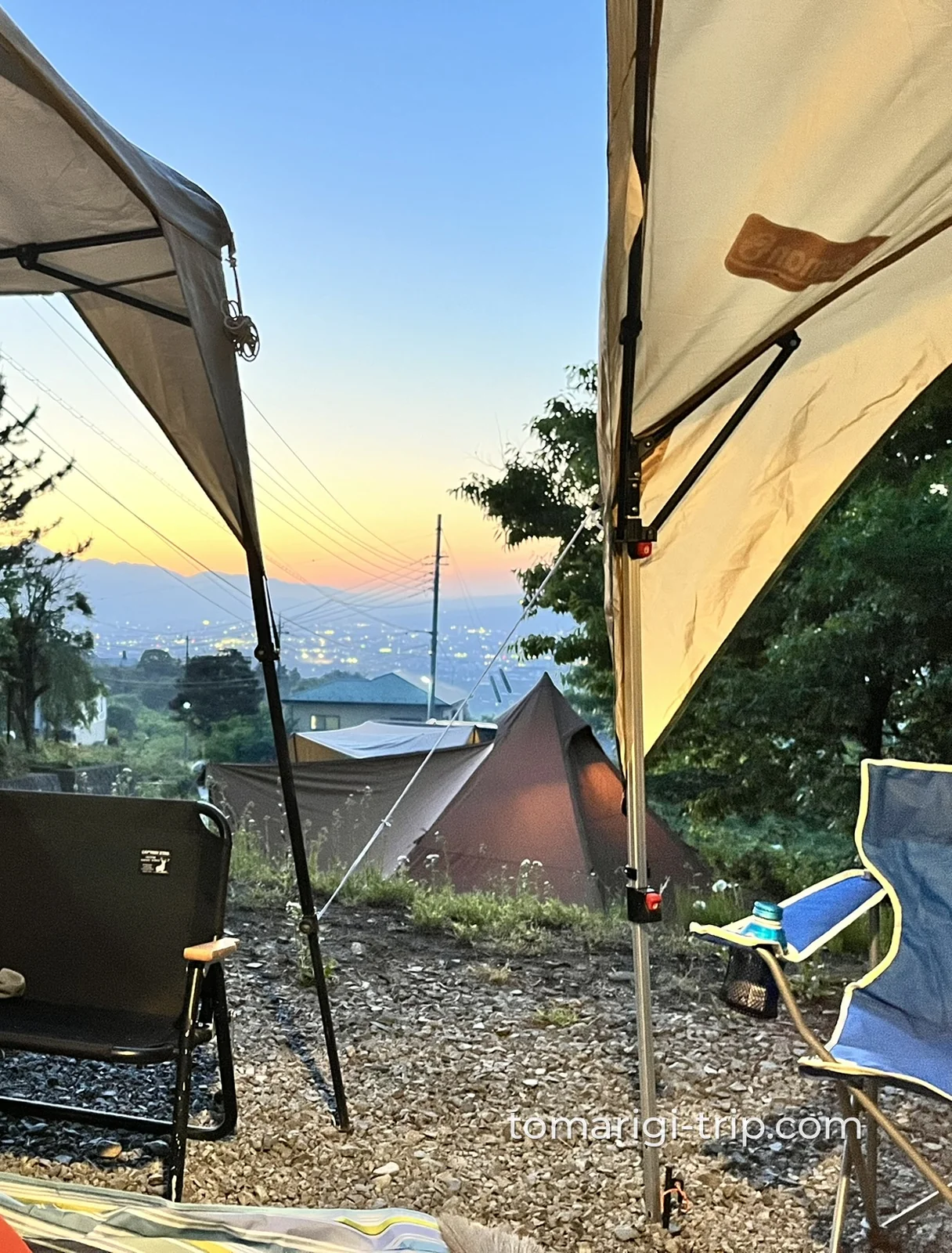 ランタンを囲んでの「外ごはん」。日が落ちるにつれて、眼下の街に明かりがともりはじめます