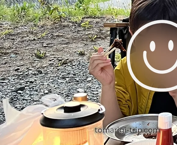 ランタンを囲んでの「外ごはん」。日が落ちるにつれて、眼下の街に明かりがともりはじめます