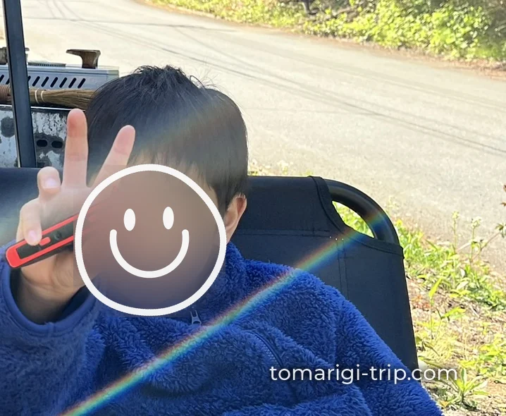 朝ごはんをつまむ子と、さっそくゲームを始める子。まあ、そうなりますよね(笑)
