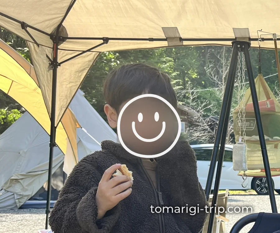朝ごはんをつまむ子と、さっそくゲームを始める子。まあ、そうなりますよね(笑)