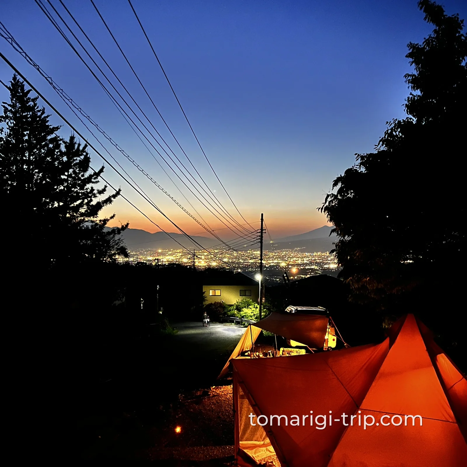 これが黒坂の夜景。テントの明かりと眼下に広がる街の夜景、この組み合わせは反則です