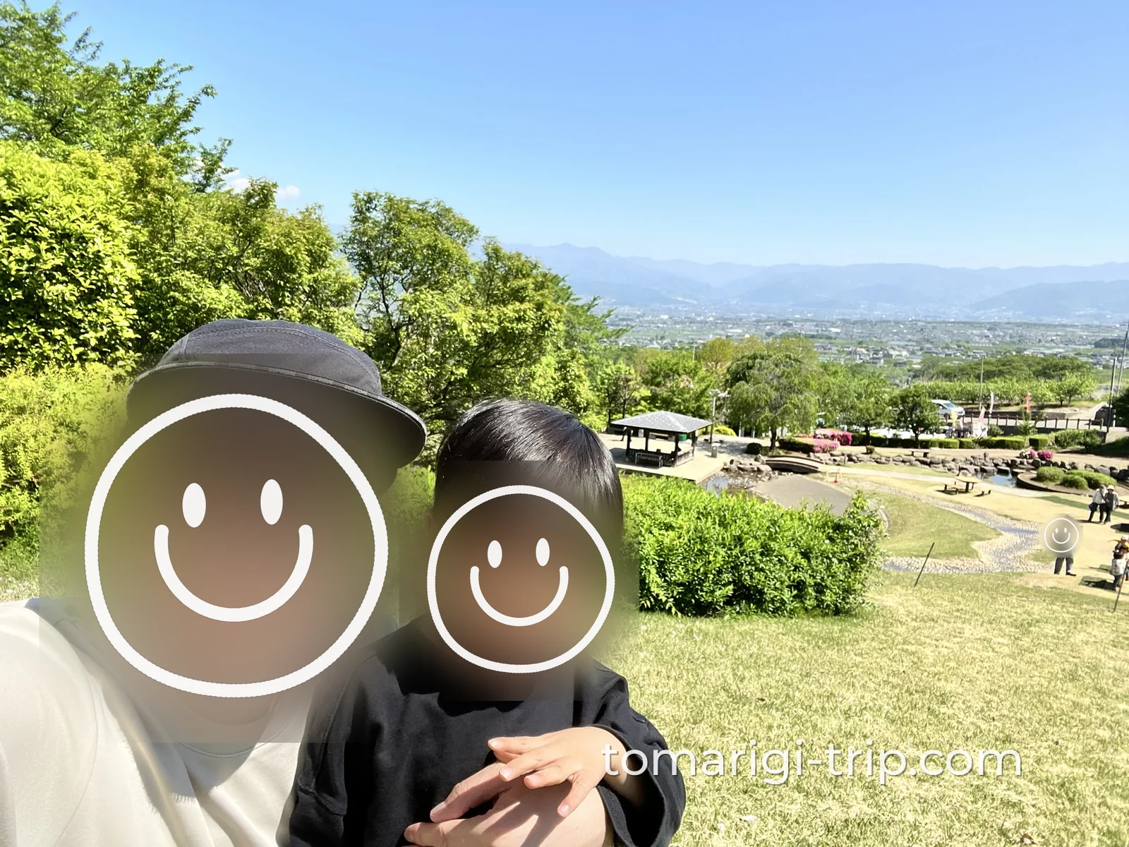 八代ふるさと公園から甲府盆地を見下ろすパパと息子