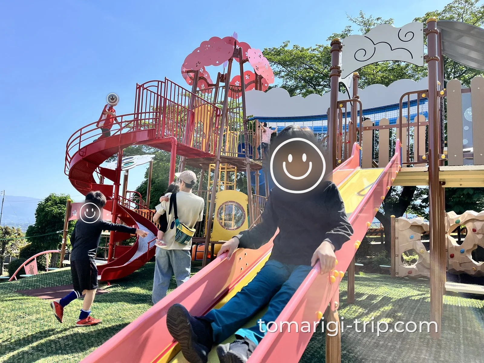 ロング滑り台や大型遊具で朝から全力の子どもたち