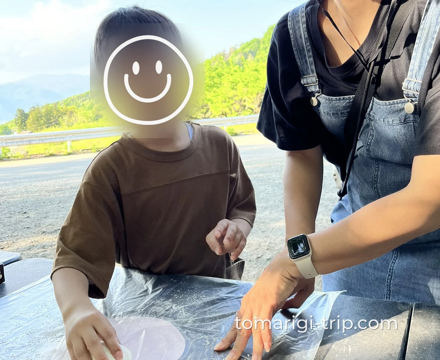 生地をのばすところからスタート。粉だらけになりながら、意外なほど真剣です