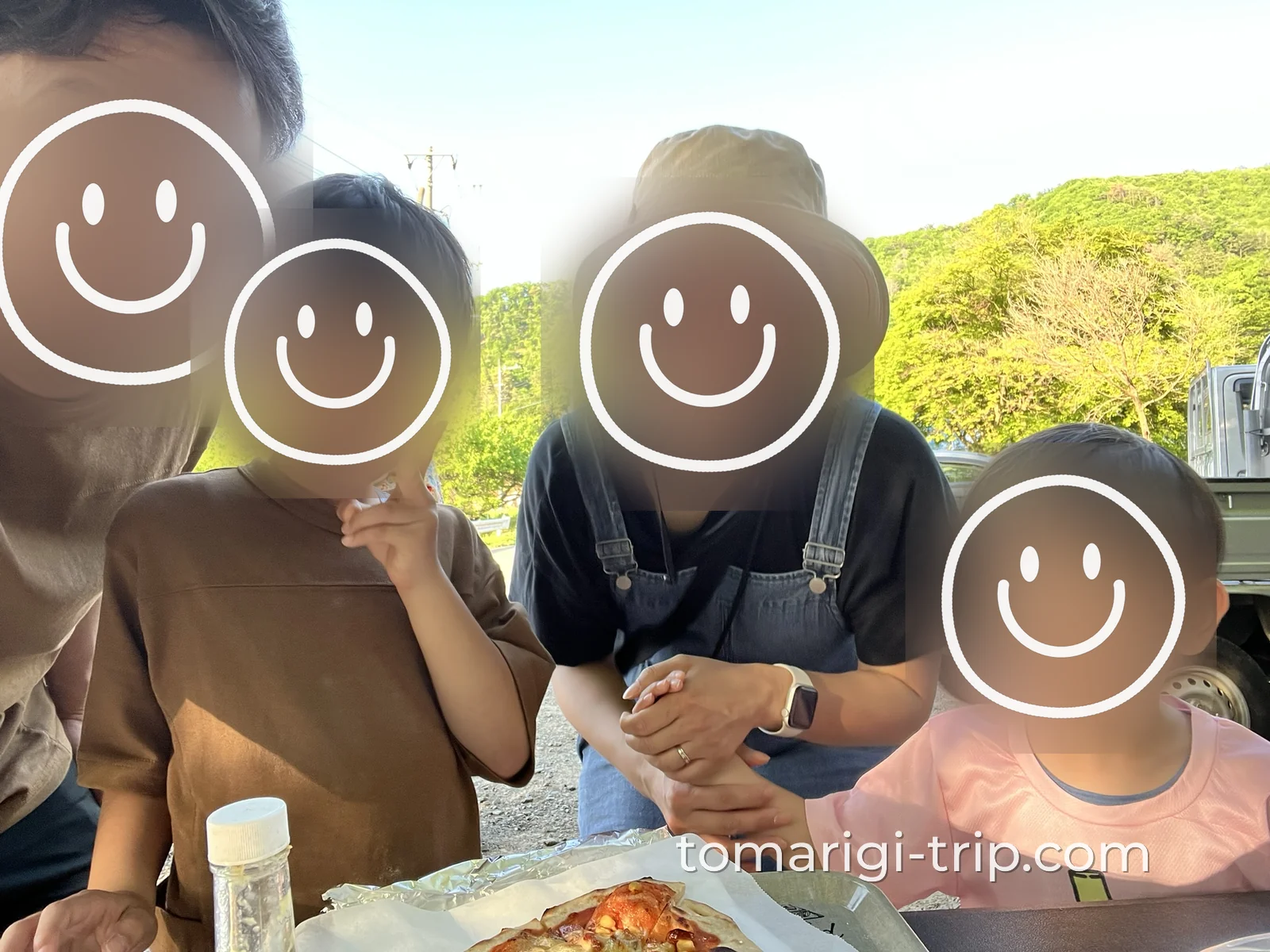 焼きたてのピザは、夕飯前のおやつとしてみんなでシェア