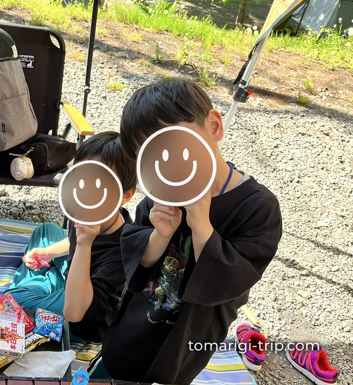 設営中の子どもたちは、レジャーシートでお菓子パーティー。完全に自分たちの世界です