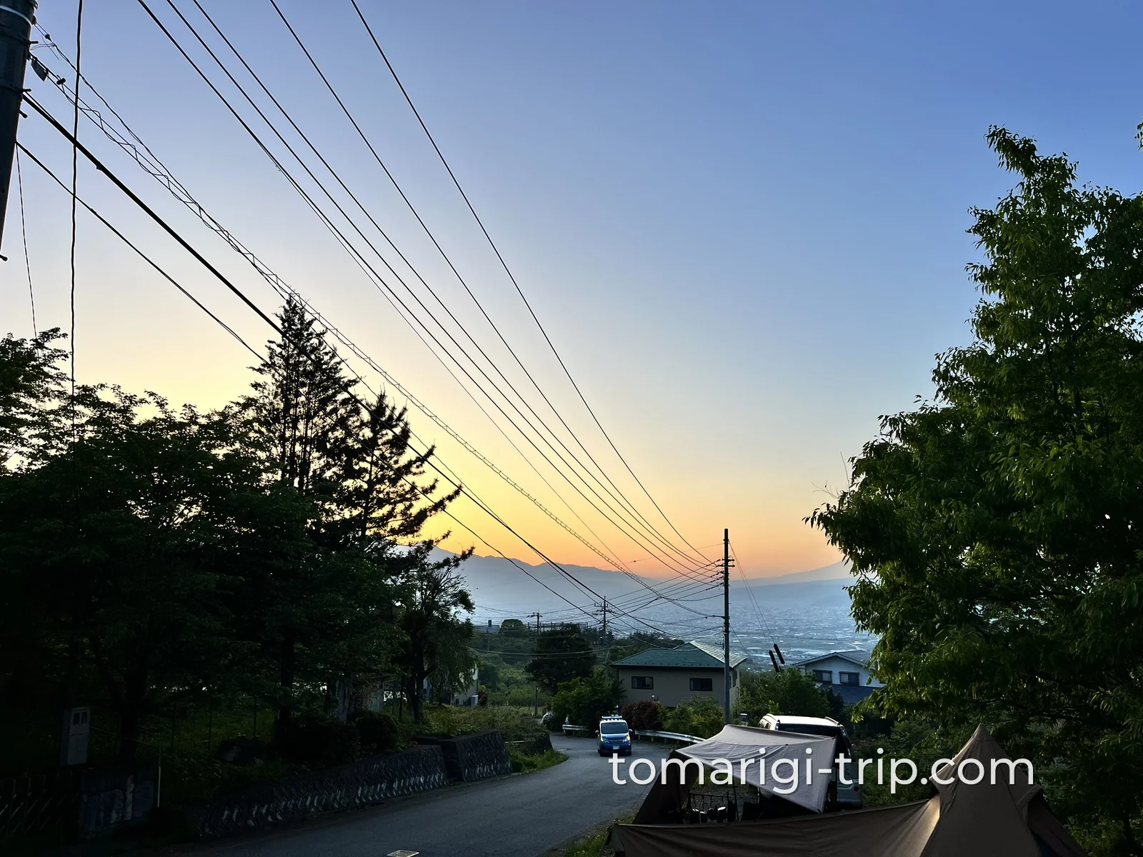設営を終えてまったりしていると、空がきれいな夕暮れに。夕食の準備が始まります