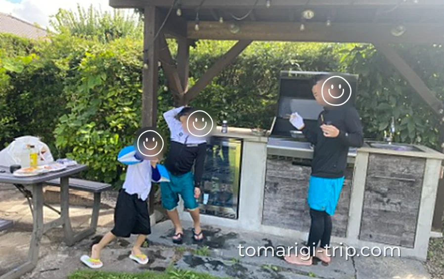 奥さんが庭の本格グリルでお肉と焼き鳥を焼いてくれました。青空の下のBBQランチは最高です