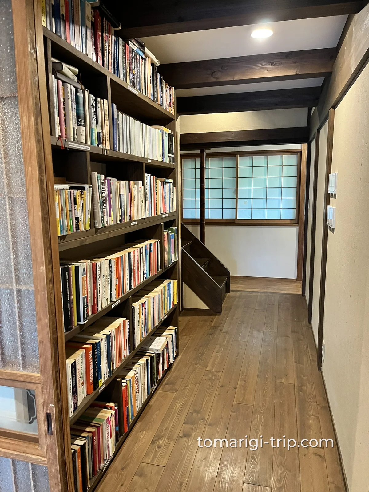 続き間の和室と、本棚の並ぶ廊下。夜はこの和室に布団を4つ並べて寝ました