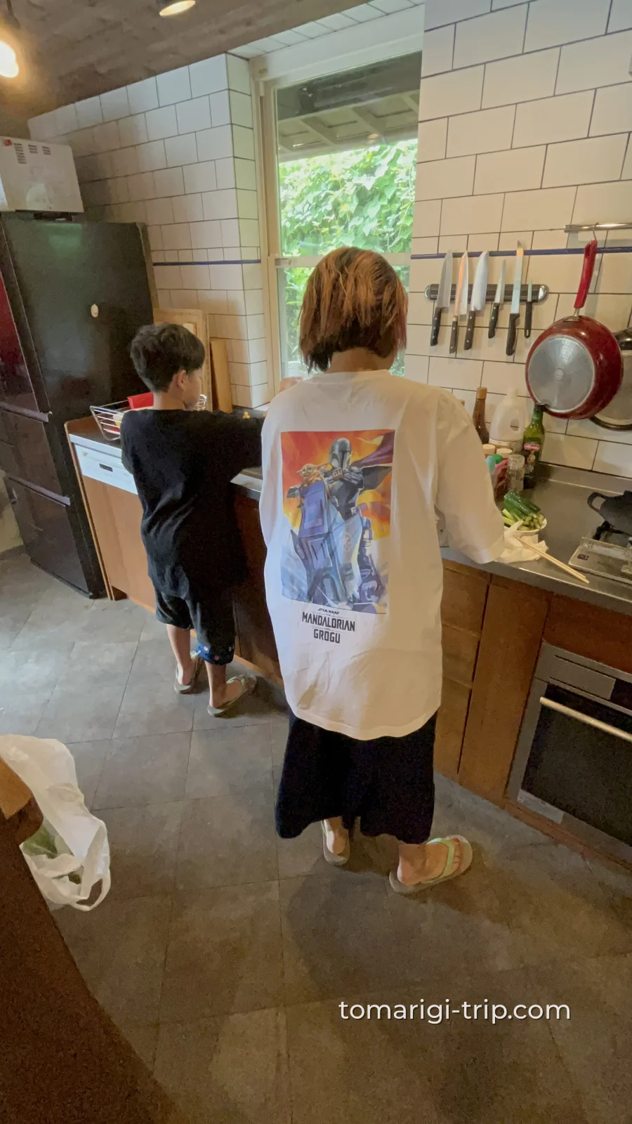 朝ごはんは上の子がキッチンでお手伝い。旅先だと、いつもより張り切ってくれるんですよね