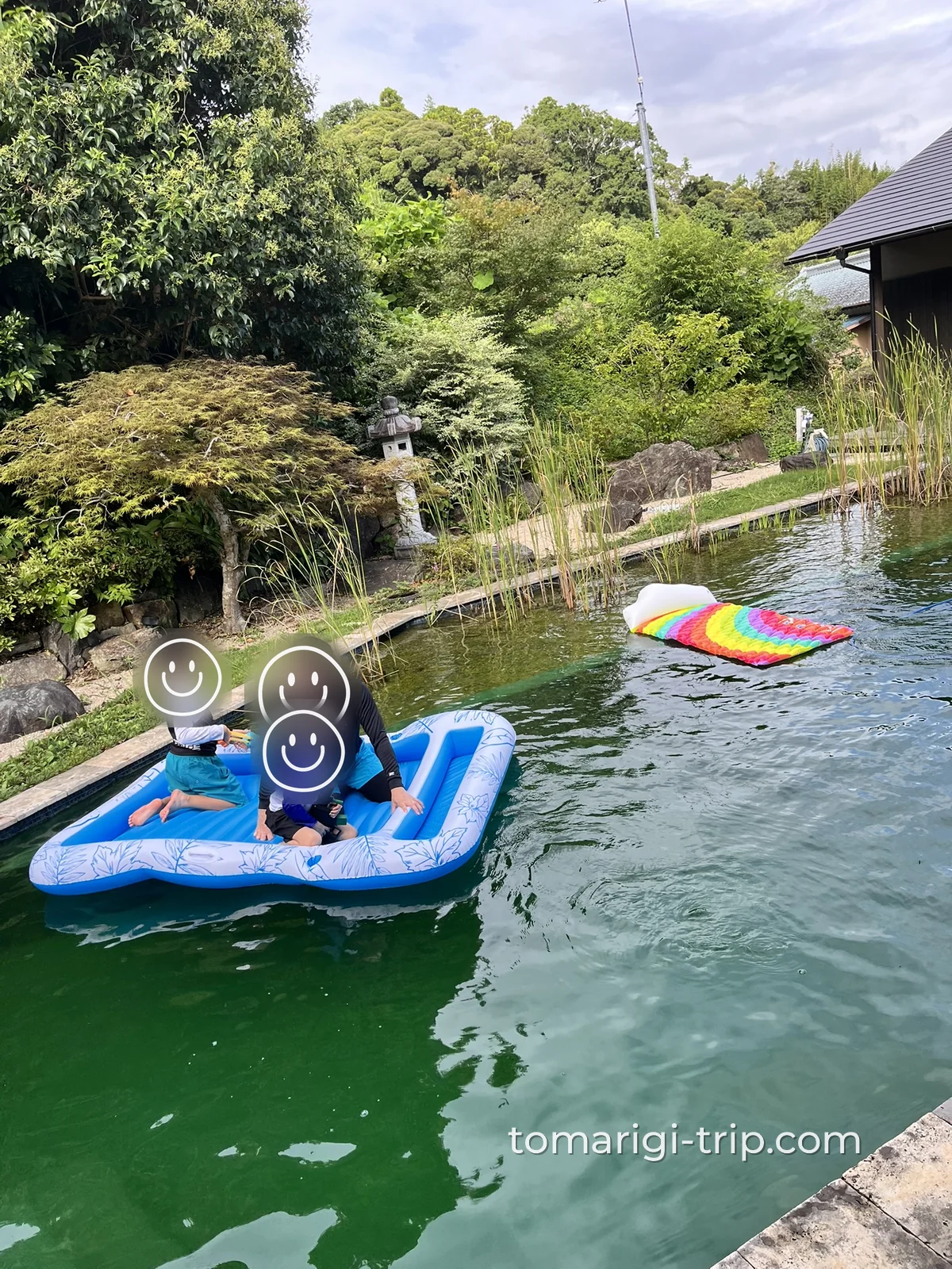 ホテルのプールでは大型フロートNGのことが多いですが、貸切プールなら気兼ねなく遊べます