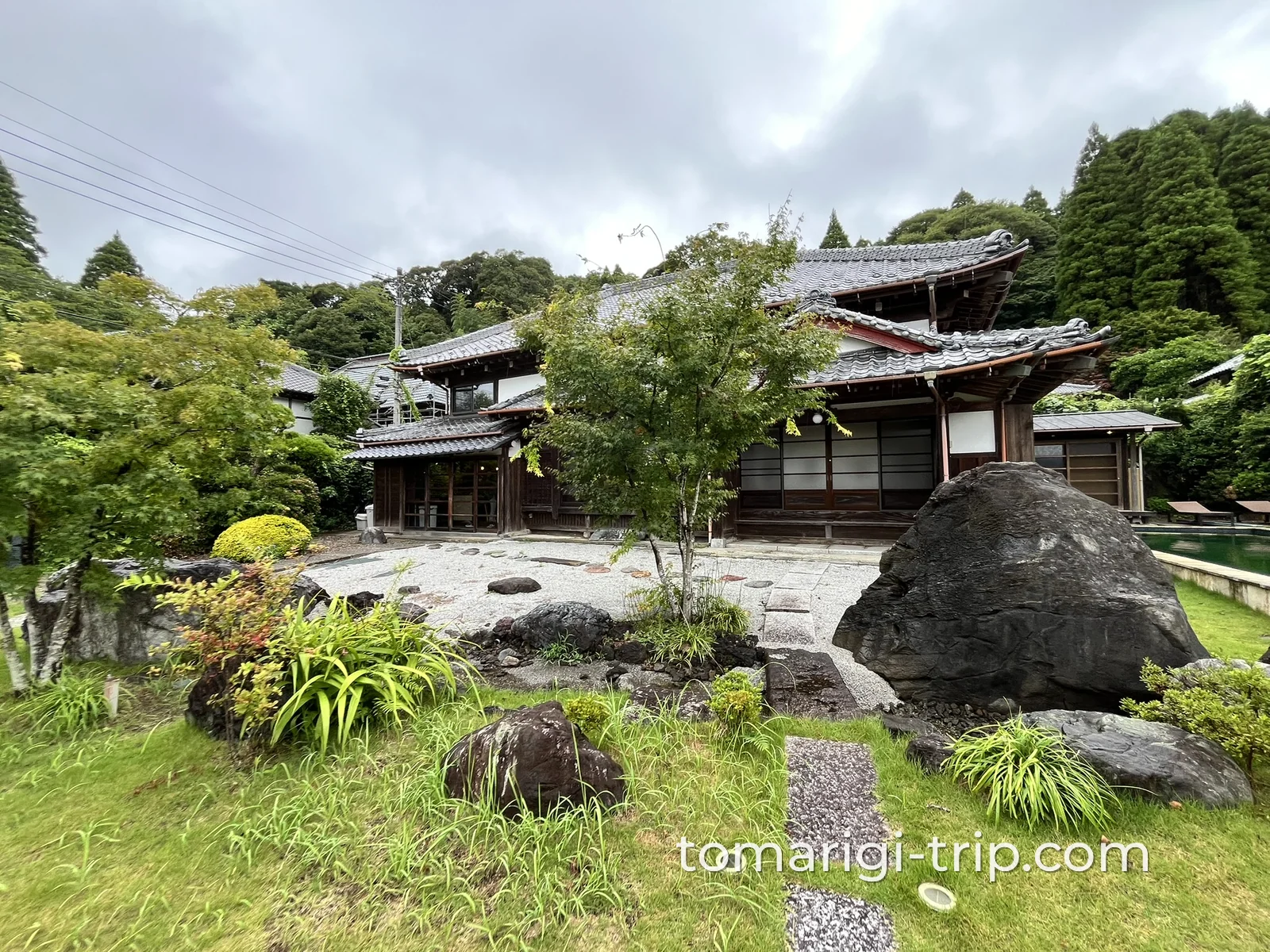 立派な門をくぐると、広い芝生の庭と古民家の母屋。着いた瞬間に子どもたちのテンションが上がりました