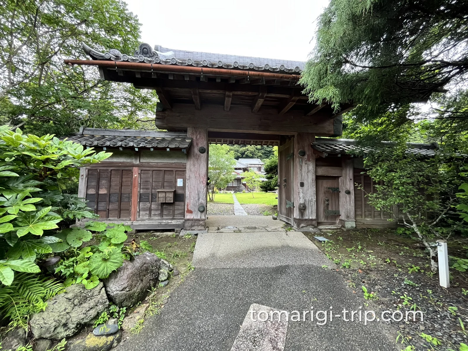 立派な門をくぐると、広い芝生の庭と古民家の母屋。着いた瞬間に子どもたちのテンションが上がりました