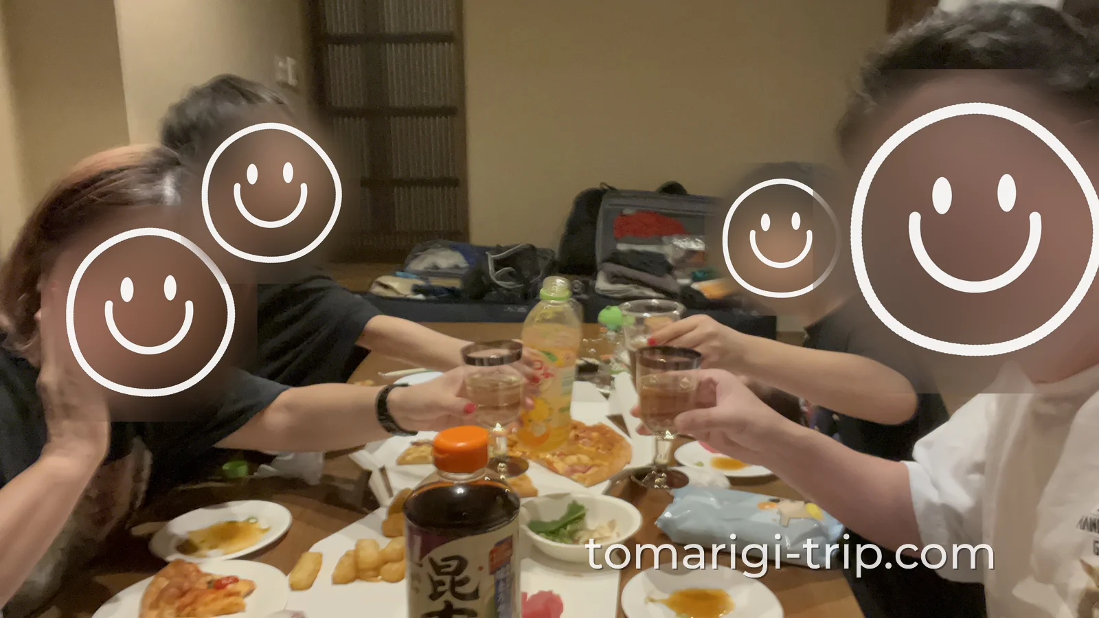 初日の夜は簡単ごはん+デリバリーピザ。掘りごたつのテーブルを囲んで乾杯!