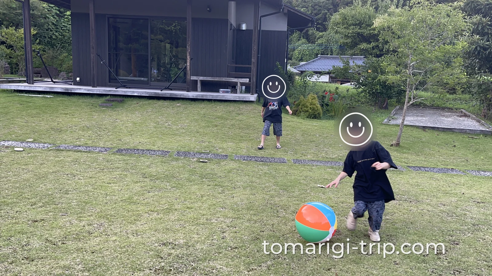 食後は芝生でビーチボール遊び。庭が広いって素晴らしい