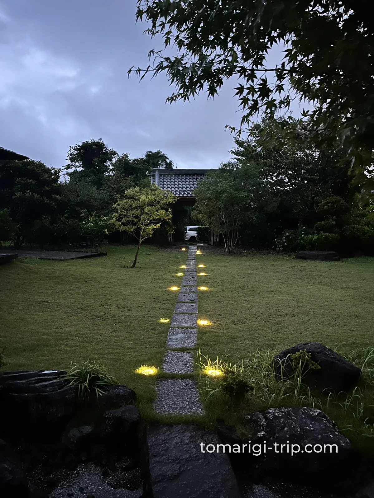 夕暮れの縁側から、夜のライトアップされた庭へ。夜更けまで、ジムやサウナや、のんびりで各自好きに過ごしました