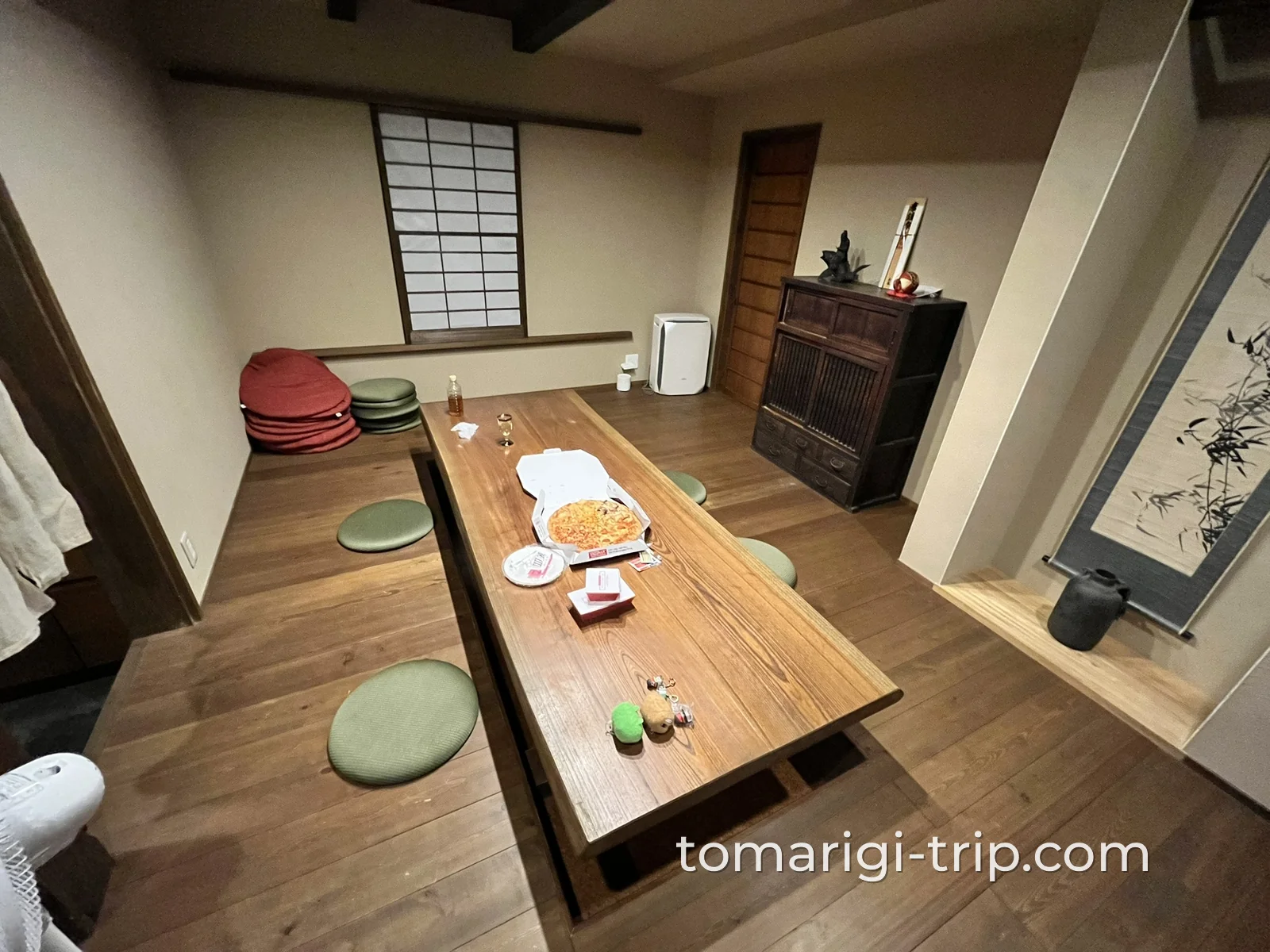 初日の夜は簡単ごはん+デリバリーピザ。掘りごたつのテーブルを囲んで乾杯!
