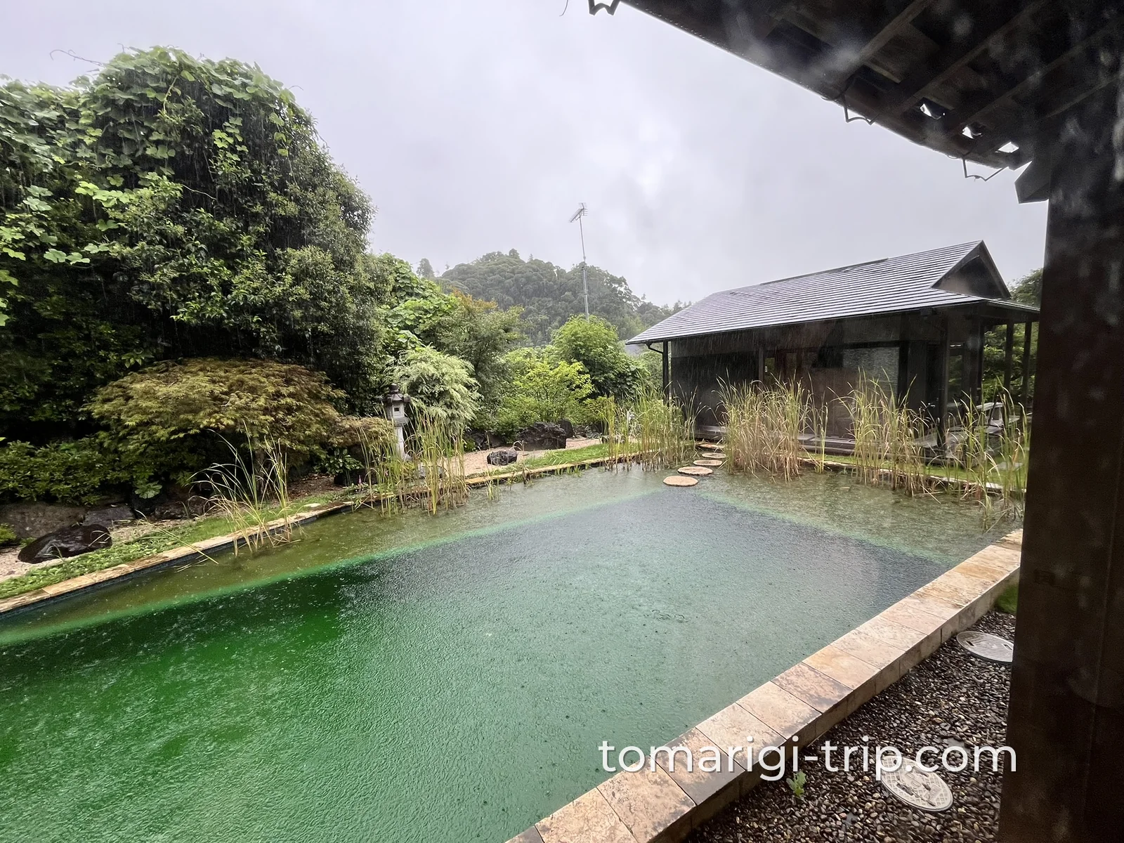 チェックイン時はあいにくの雨。プールは翌日へおあずけです