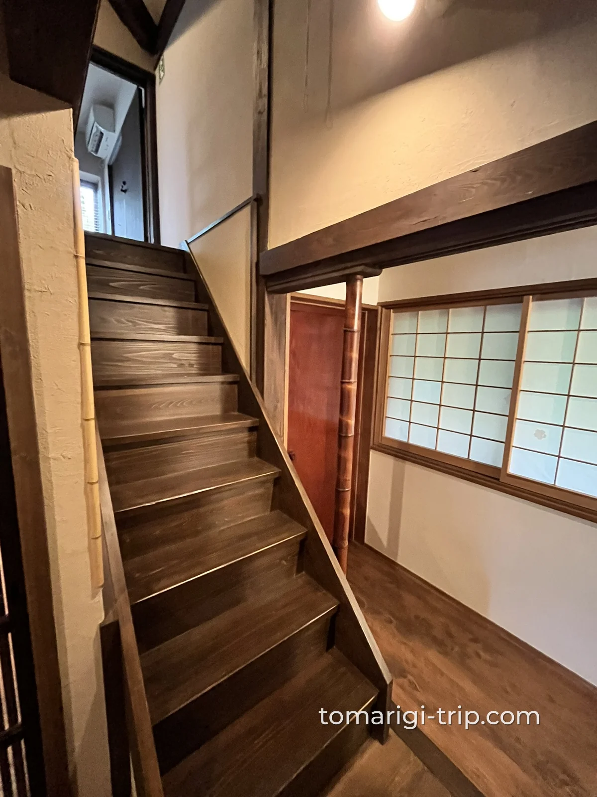 木の階段を上ると2階には寝室が2部屋