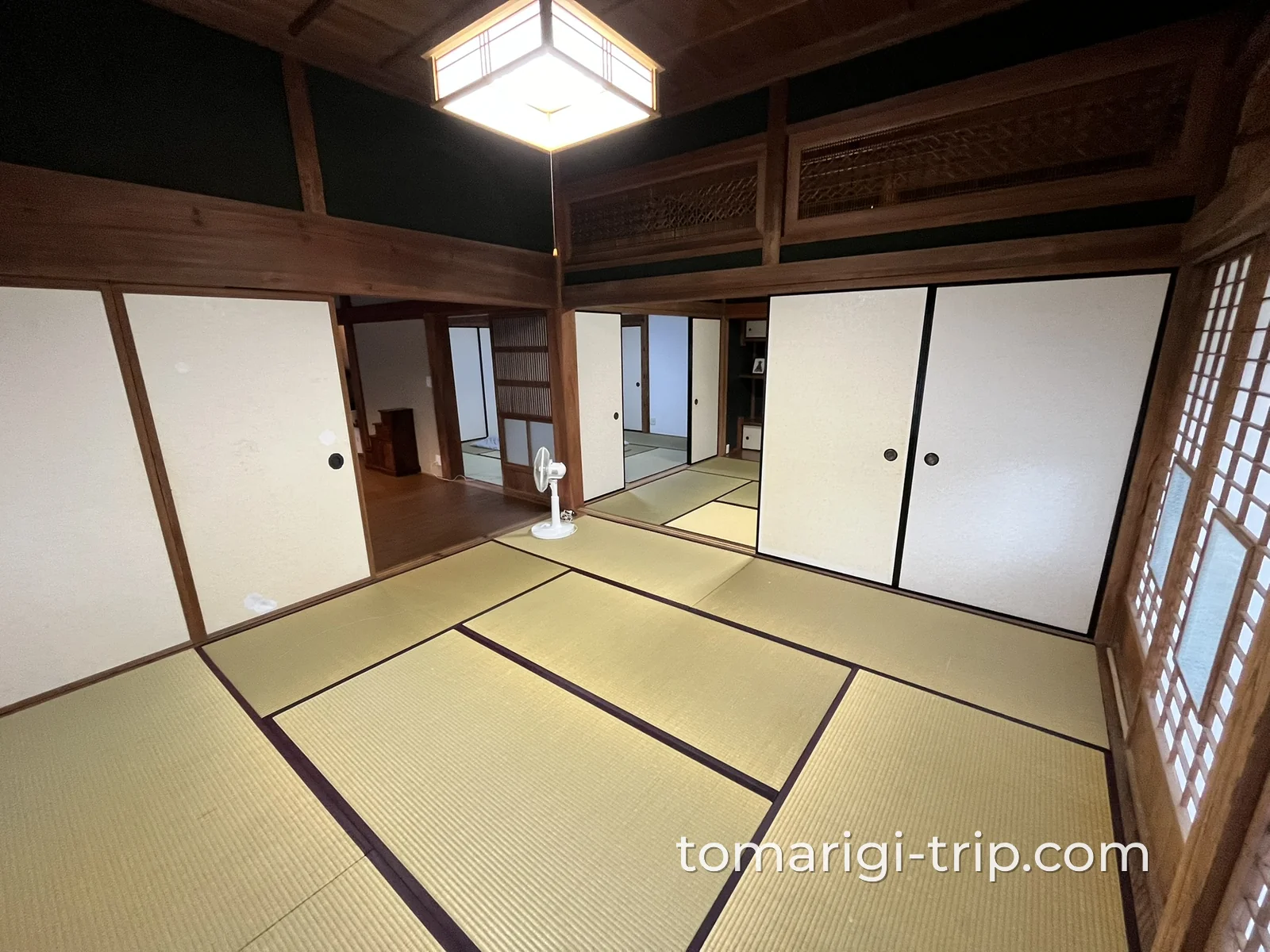 続き間の和室と、本棚の並ぶ廊下。夜はこの和室に布団を4つ並べて寝ました