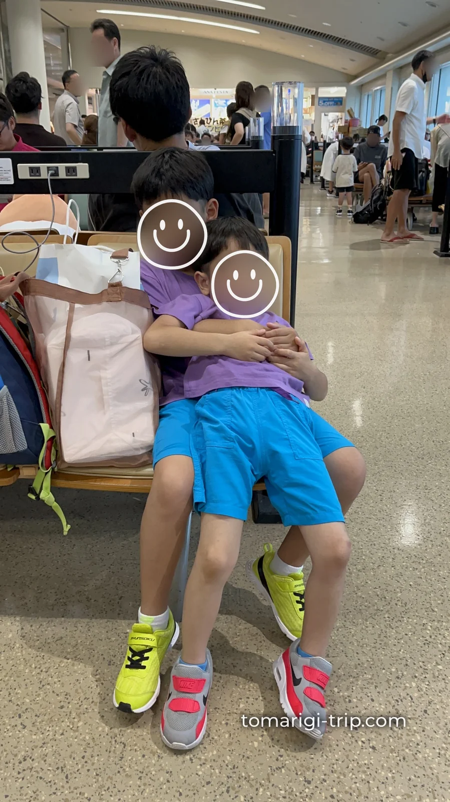 空港では疲れて休憩。飛行機に乗って、無事に羽田へ戻りました