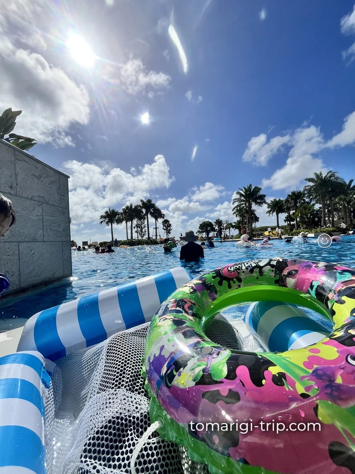 まずは流れるプール。浮き輪に身をまかせて、見上げれば青空とヤシの木