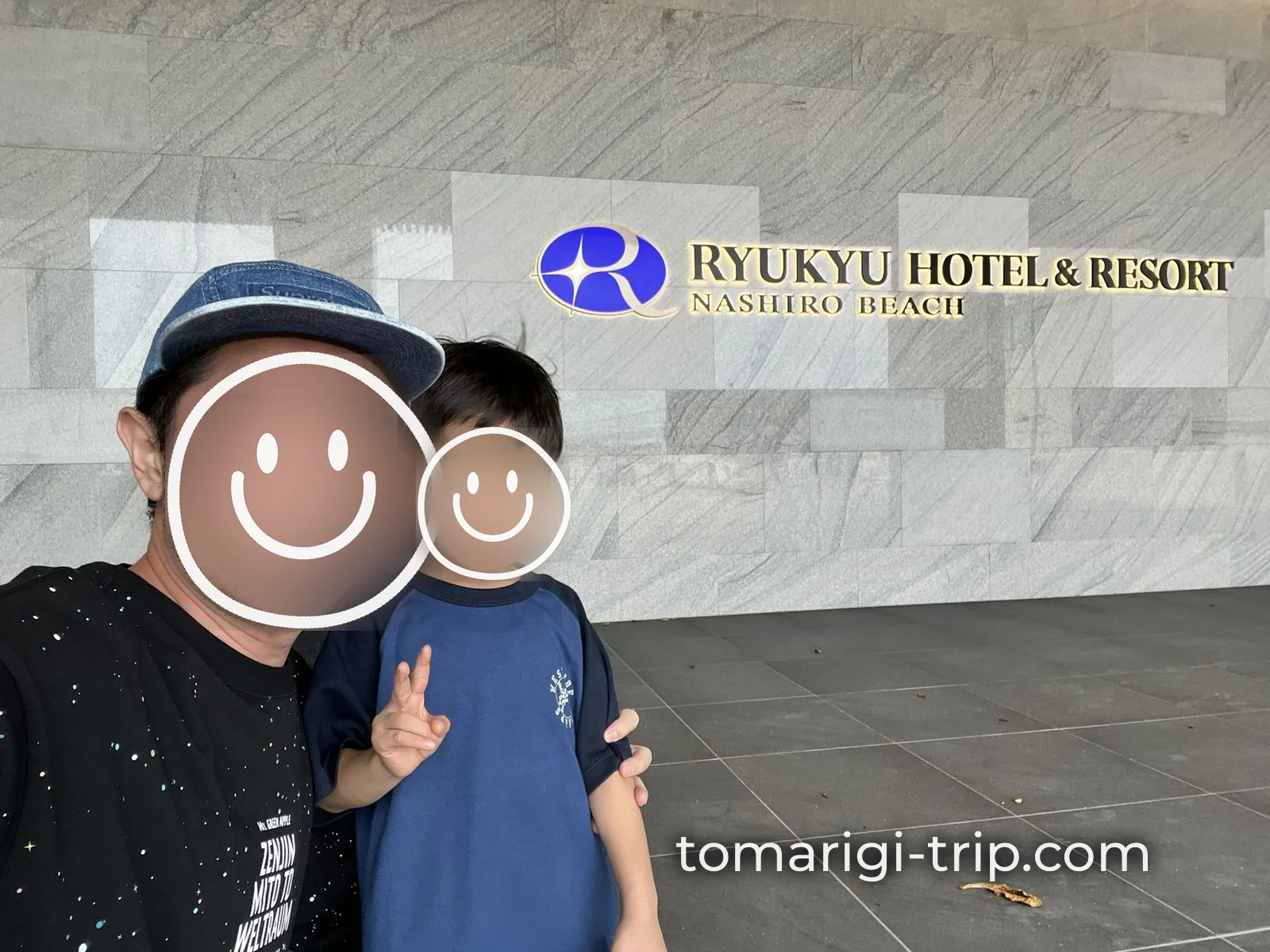 下の子と2人でホテル内を探検。最後は家族4人でホテルのサインの前でパチリ