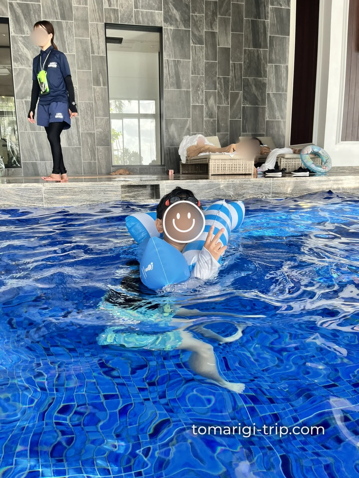 インドアプールとウォータースライダー。天気に左右されないのが本当にありがたい