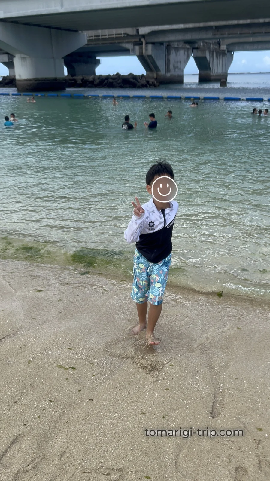 車で着替えて、いざ海へ。上の子にとっては人生初の海水浴でした