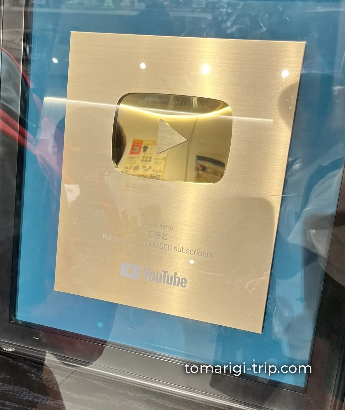 YouTubeのゴールドクリエイターアワード(金の盾)。100万人達成の証です