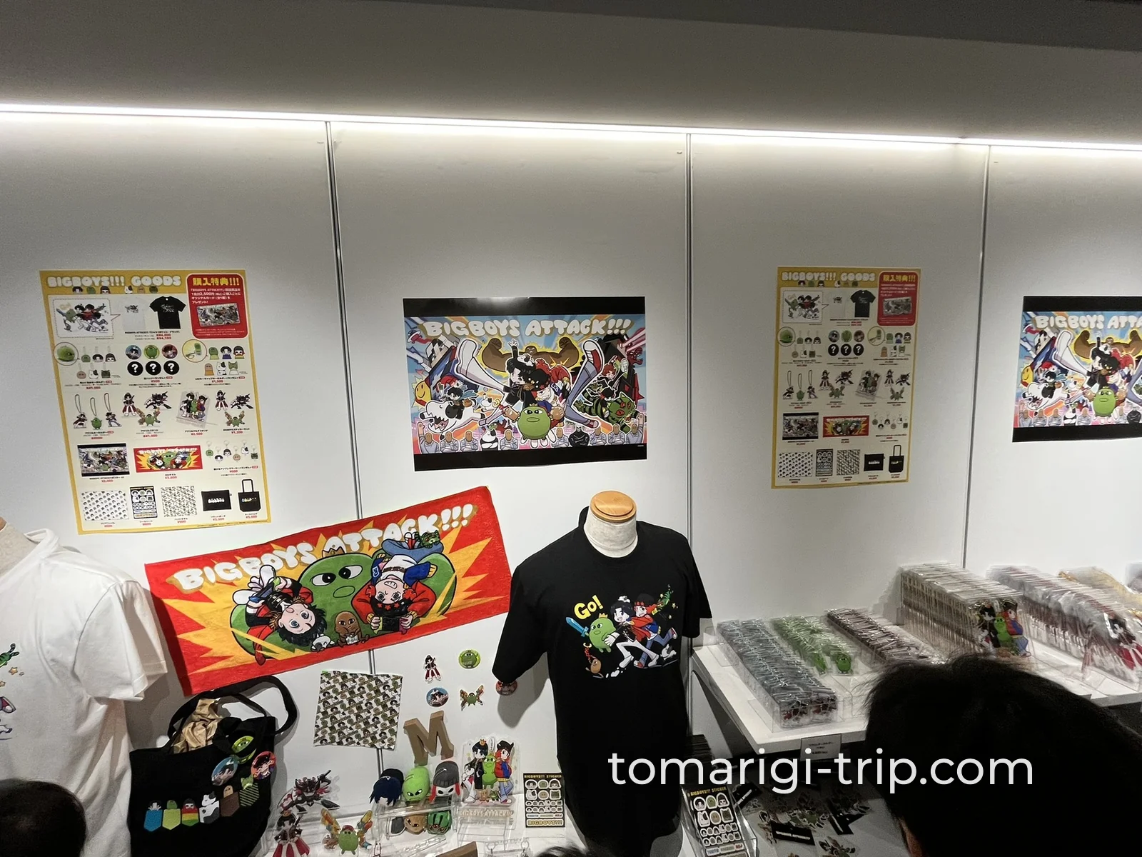 会場のグッズ売り場。壁にはイラストやポスターがずらり