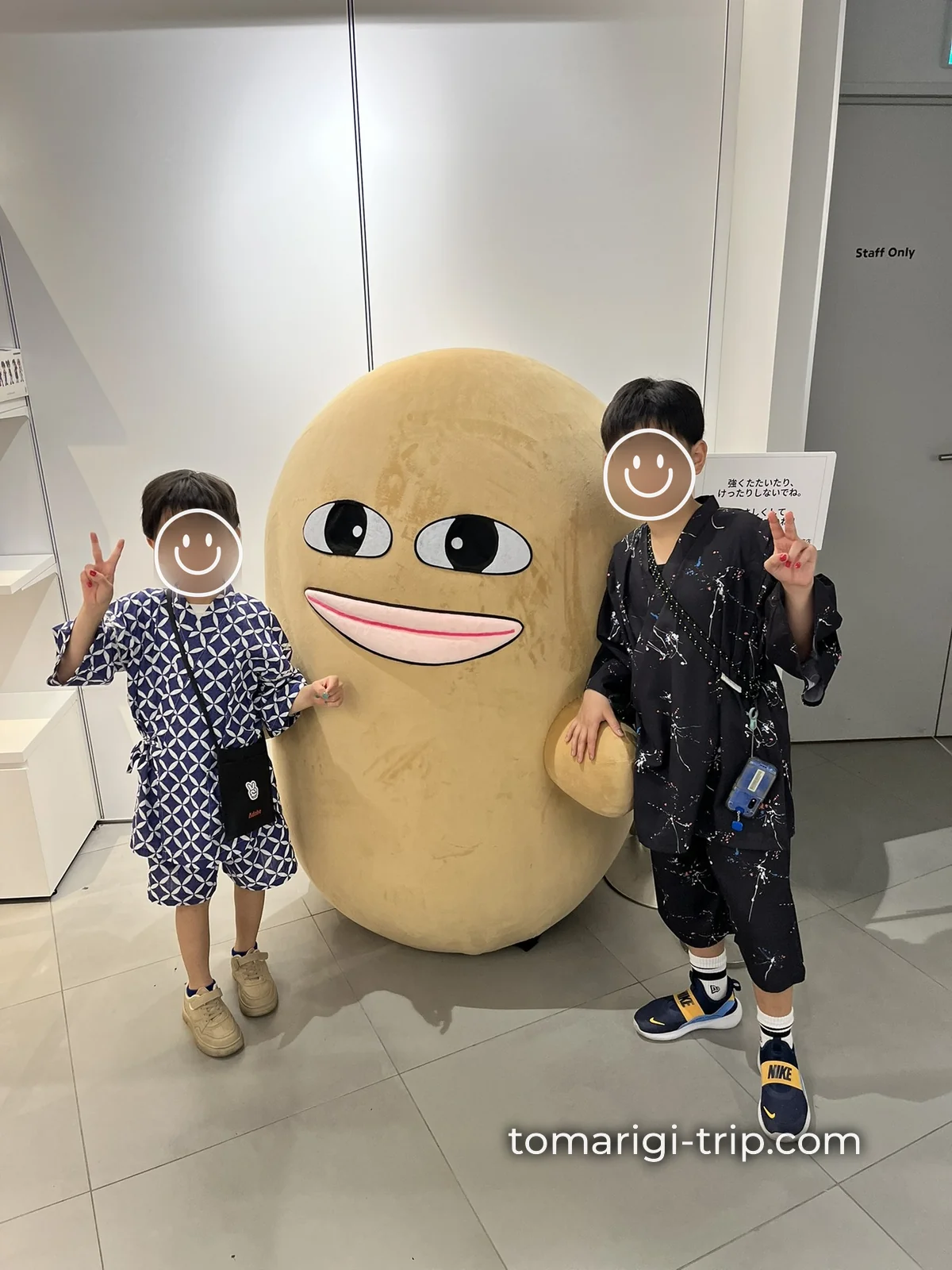等身大の人形もあって、家族みんなで記念撮影しました