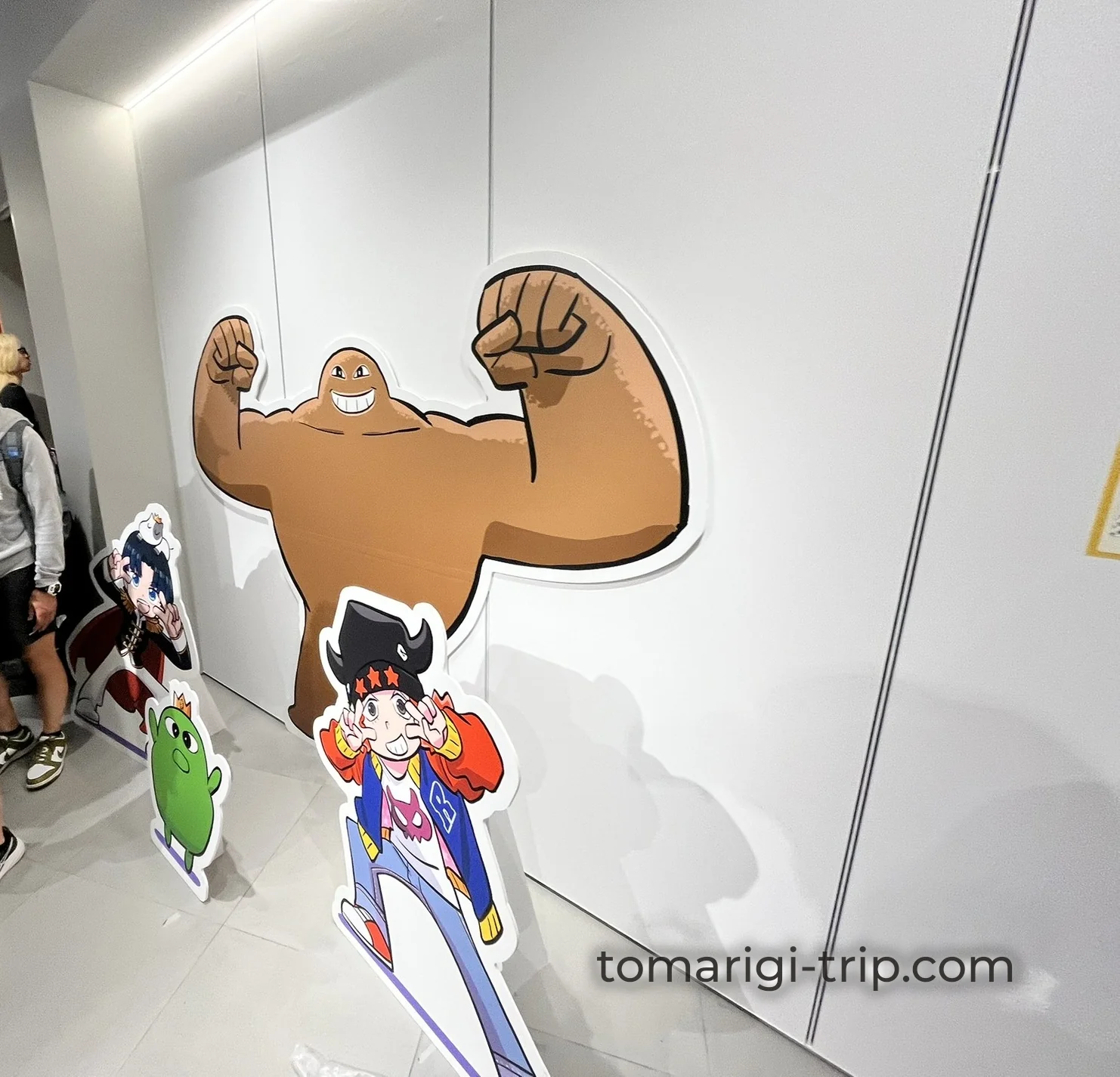 通路には等身大の立て看板がずらり。ここもフォトスポットです
