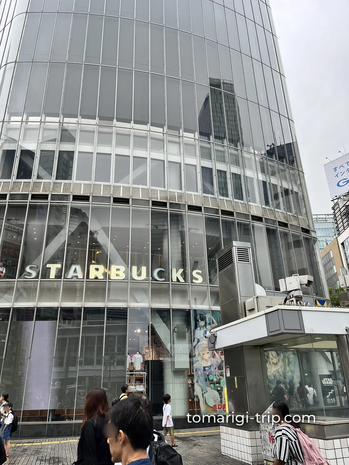 渋谷駅前のスターバックスで時間つぶし。同じように待っている人がたくさんいました