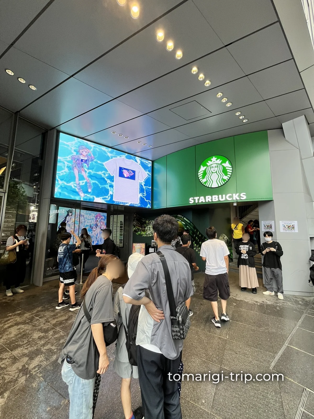 渋谷駅前のスターバックスで時間つぶし。同じように待っている人がたくさんいました