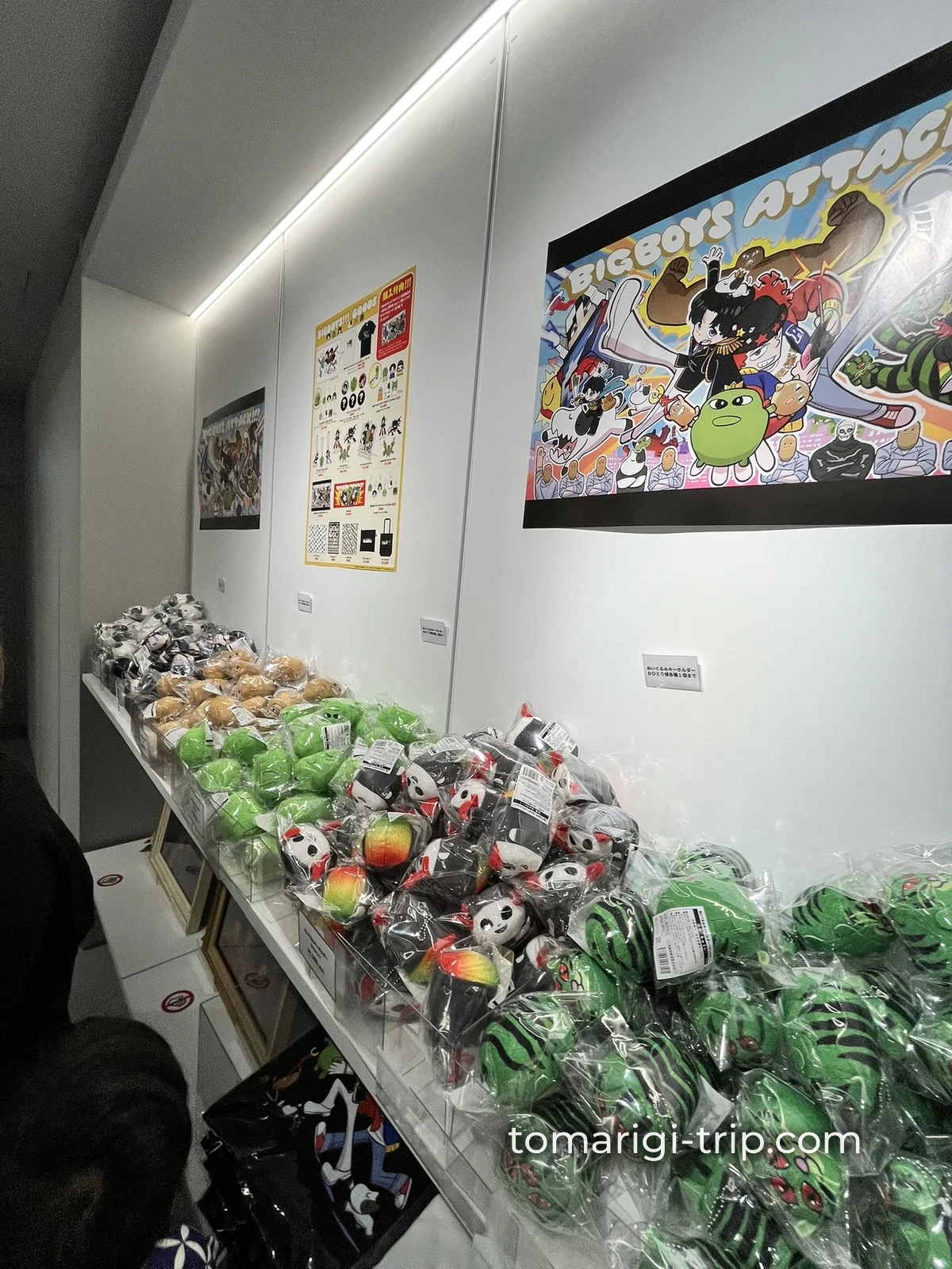 会場のグッズ売り場。壁にはイラストやポスターがずらり